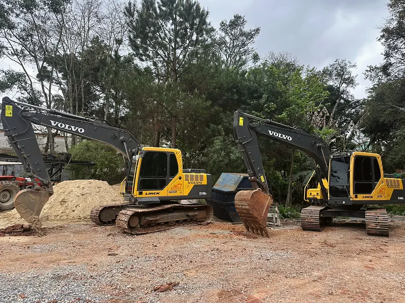 Duas escavadeiras hidráulicas Volvo da frota da Andrade em obra